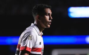 igor vinicius não engrena e pode perder vaga para cédric soares