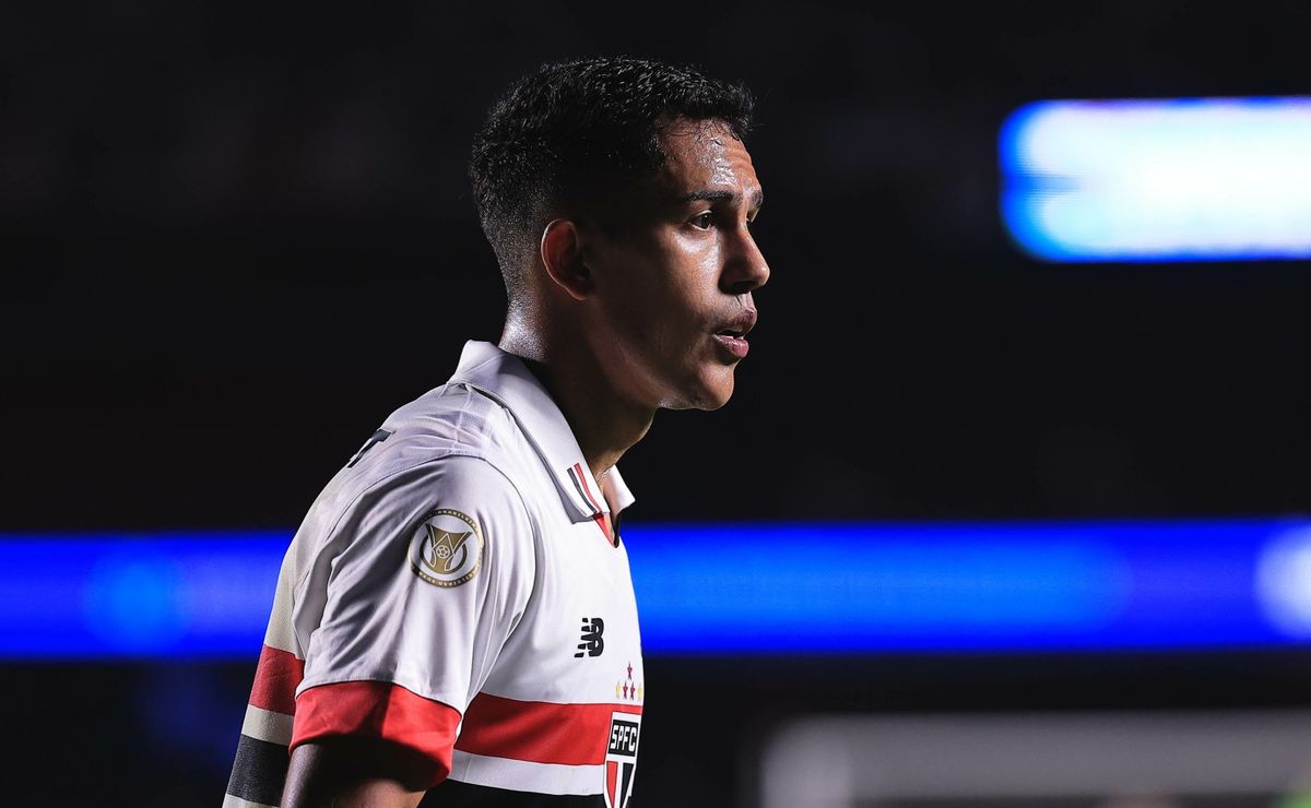 igor vinicius não engrena e pode perder vaga para cédric soares