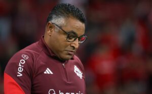 expulsão de roger machado no gre nal 444 deixa torcida do inter indignada: “regra roubada”