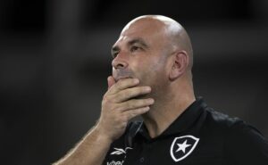 torcida do fogão perde a paciência com carlos leiria e decreta: “tem que ser expulso do botafogo”
