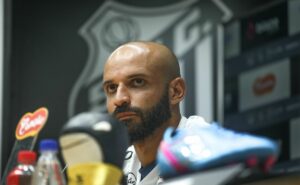 thaciano destaca recomeço no santos e é sincero sobre trabalho de pedro caixinha