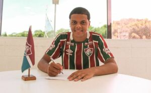 fluminense assina contrato profissional com promessa da base com multa de r$ 300 milhões