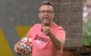 neto perde a paciência com memphis em partida do corinthians na libertadores: “não é o pelé”