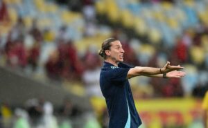 filipe luís aprova contratação de meio campista no flamengo para jogar com gerson, de la cruz e arrascaeta 