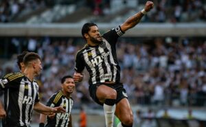 craque do manchester city manda recado para hulk após golaço de falta contra o tombense