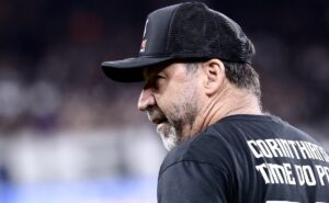 havaianas celebra parceria com corinthians e alfineta ex diretor: “todo mundo usa, menos…”