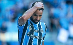 pepê tem dores na lombar, é preservado na copa do brasil por precaução e não vai sair do grêmio