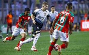 charles lidera em ações defensivas do corinthians em jogo contra a portuguesa