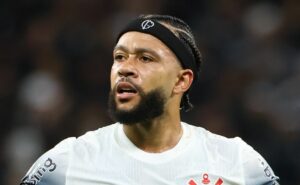 memphis depay pressionou a diretoria por camisa 10 e causa desconforto com rodrigo garro nos bastidores