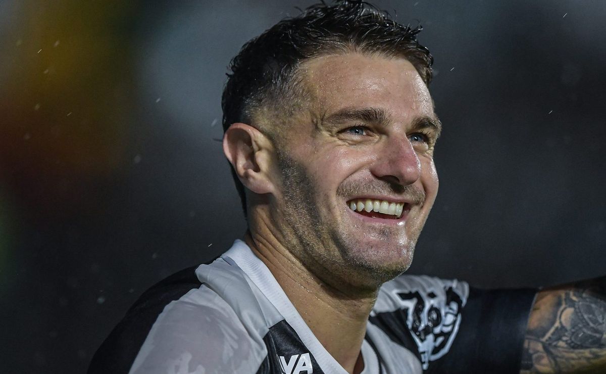 pablo vegetti volta a campo após conseguir marca histórica pelo vasco