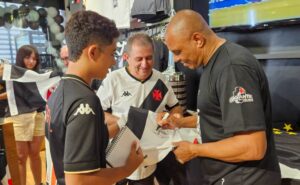 torcida do vasco no maranhão celebra encontro com ídolo da copa libertadores de 1998