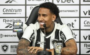 diretor do botafogo expõe que lyon foi determinante para contratação de rwan cruz para temporada 