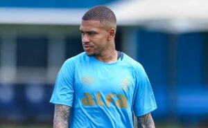 lucas esteves mal estreia pelo grêmio e alfinetada envolvendo lateral gera crítica: “não acerta um…”