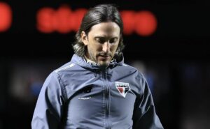 luis zubeldía enfrenta pior fase no são paulo e busca reação no paulistão