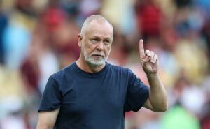 mano menezes analisa fluminense x flamengo e manda recado a filipe luís: “sempre é mais difícil…”