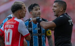 dirigente do grêmio dá forte declaração em meio à polêmica com o internacional e d’alessandro: “absurdo”