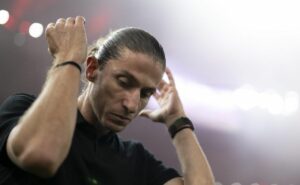 flamengo aprova trabalho de filipe luís e negocia renovação com salário alto e vínculo longo