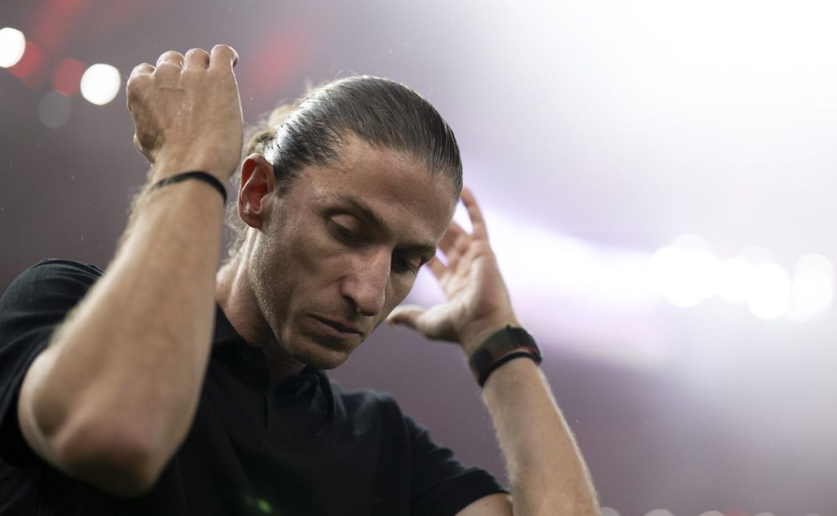 flamengo aprova trabalho de filipe luís e negocia renovação com salário alto e vínculo longo