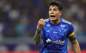 apesar do empate no fim, torcida do cruzeiro perde a paciência com lucas romero: “muito mal”
