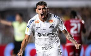 tiquinho soares comemora após marcar na vitória do santos: “vivo de gols”