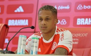 internacional tenta a contratação em definitivo de vitinho, que tem vínculo até junho