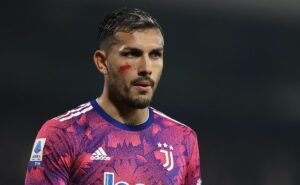 leandro paredes assina até junho de 2026 e comunica santos que renovou com a roma