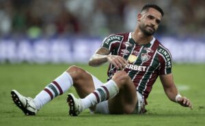 renato augusto passa por cirurgia e vira desfalque do fluminense por tempo indeterminado