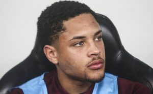 vitor roque chegando ao palmeiras é projetado por flávio prado: “será que vai dar certo?”