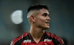 alcaraz chama atenção em primeiro jogo pelo everton