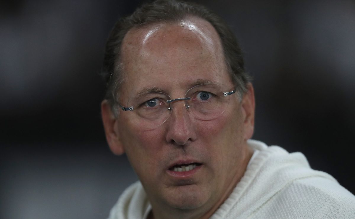 rollheiser explica preferência pelo santos e john textor fica em maus lençóis: “botafogo não tem técnico”