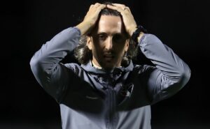 juca kfouri chama zubeldía de teimoso após derrota do são paulo em bragança paulista