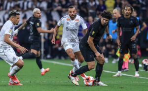 corinthians trata área desgastada do gramado da neo química arena