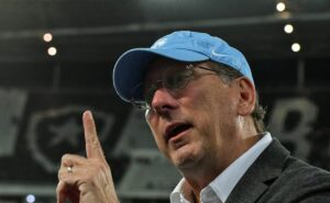 com dificuldades para contratação de um novo técnico, john textor dispensa dois treinadores