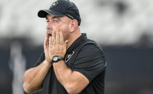 carlos leiria é alvo da torcida após mais um jogo ruim do botafogo: “É um desastre”