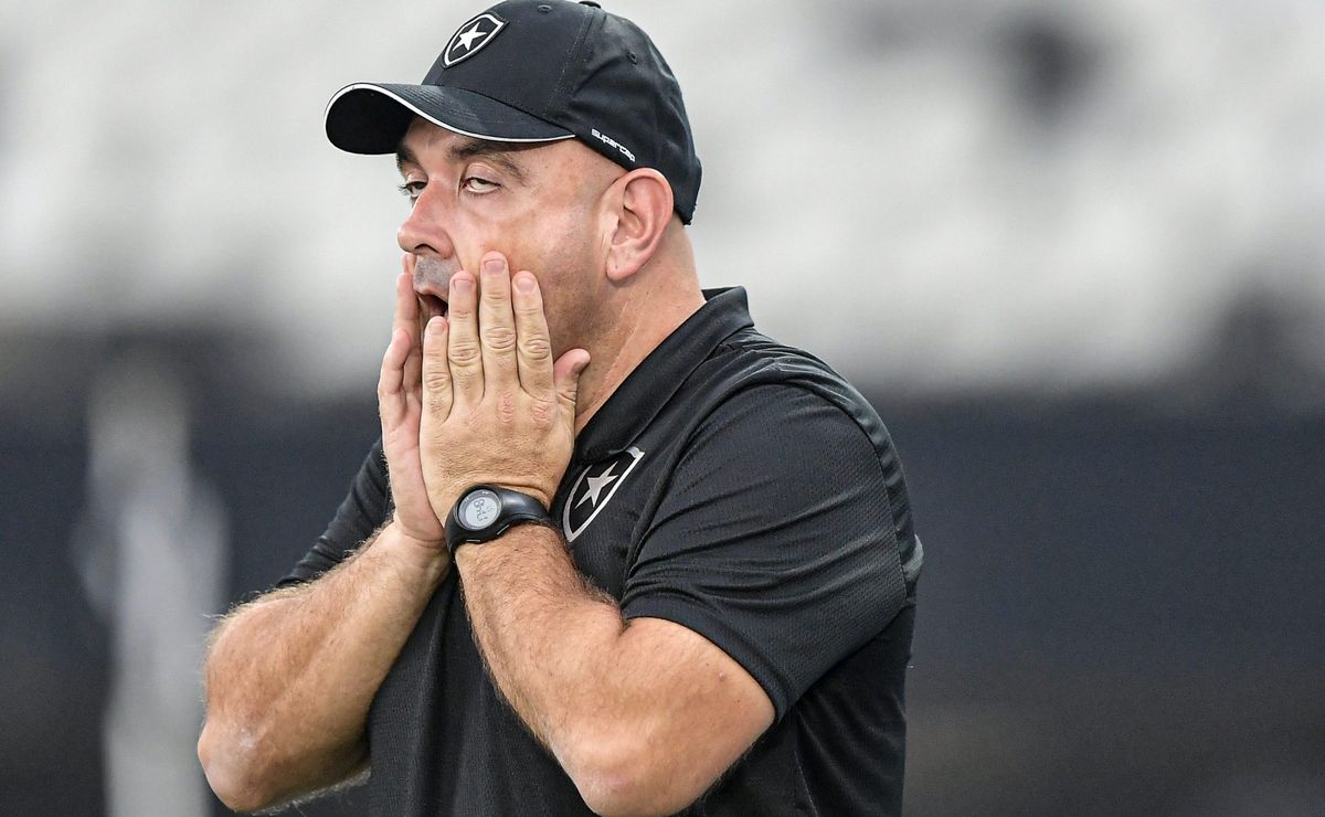 carlos leiria é alvo da torcida após mais um jogo ruim do botafogo: “É um desastre”