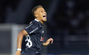 vitinho assume artilharia do internacional na temporada após gols contra o caxias