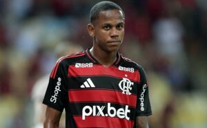 artilheiro e garçom no flamengo, wallace yan estabelece marca impressionante em início com filipe luís