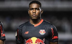 john textor fará proposta milionária por henry mosquera, atacante do bragantino