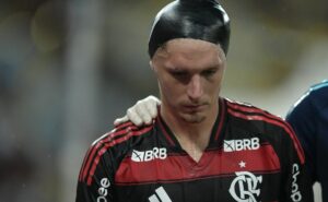 guillermo varela desfalca flamengo após falecimento da mãe antes de jogo contra portuguesa rj