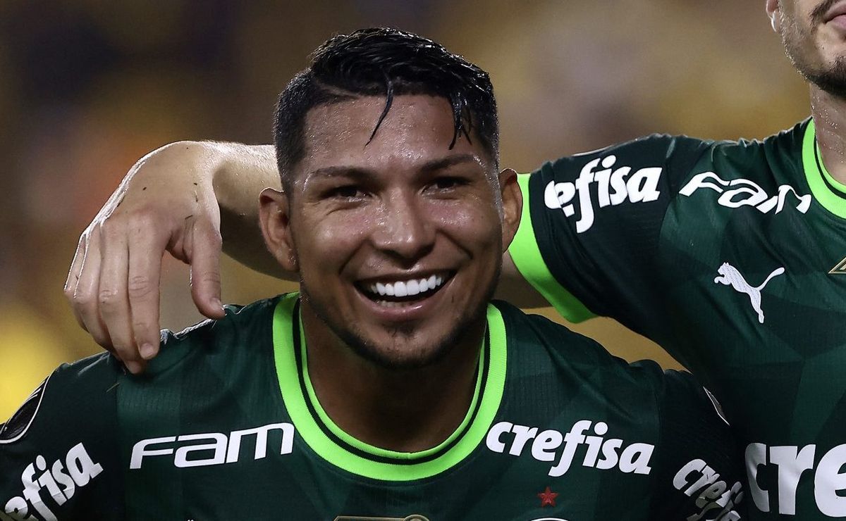 rony flexibiliza salário ao atlético mineiro e menin tenta chegar acordo com o palmeiras para contratar o atacante