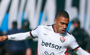 lucas esteves tem audiência marcada e grêmio espera contar com o lateral no gre nal