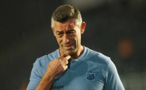 pedro caixinha quer impor fim da crise e confia que santos terá bom futebol