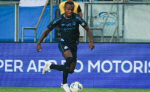 nathan fernandes é regularizado no bid da cbf, mas sua estreia pelo botafogo deve acontecer na recopa