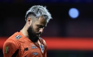 jandrei é alvo de críticas da torcida do são paulo e sobra até para zubeldía: “inacreditável ele ser escalado”