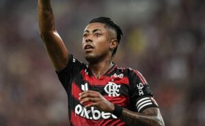 bruno henrique, do flamengo, se junta a neymar e critica gramado sintético: “É muito ruim”