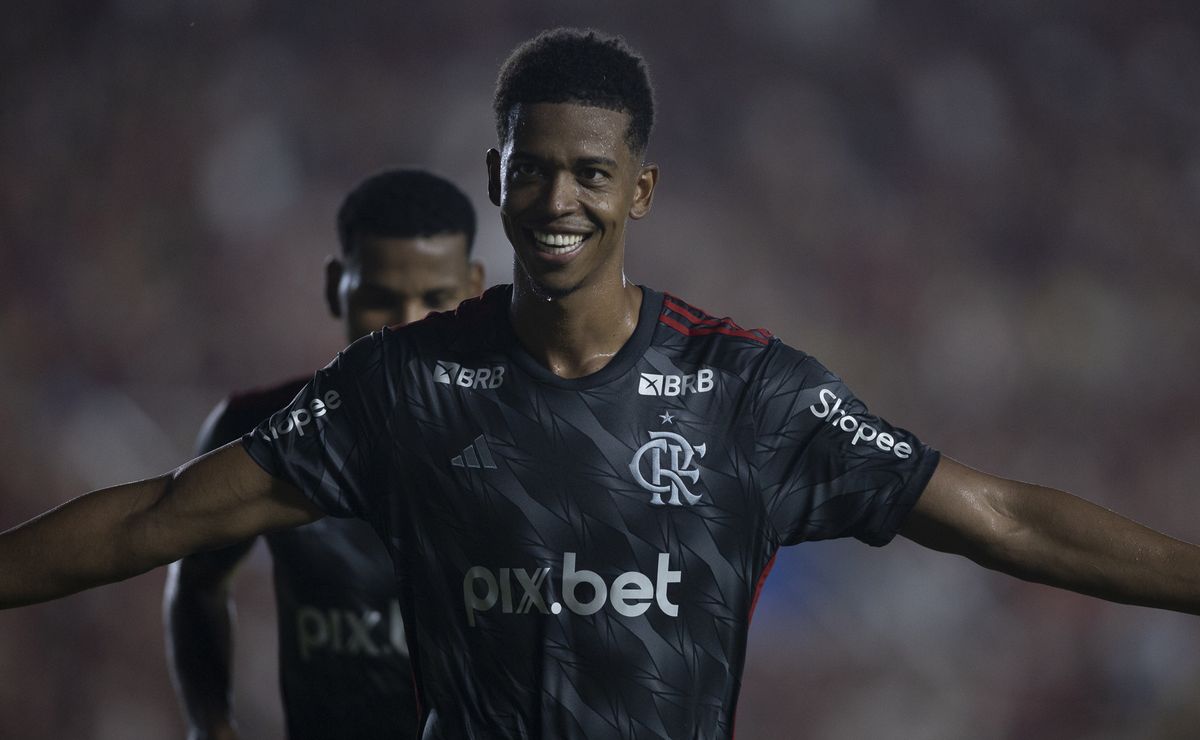 carlinhos chega ao vitória após deixar o flamengo já com tudo em salvador e garante triunfo do rubro negro