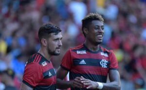 bruno henrique e arrascaeta recebem homenagem por recorde de títulos