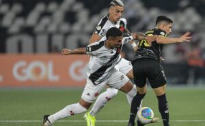 com gol de vegetti, vasco bate o botafogo e se classifica para as semifinais do cariocão