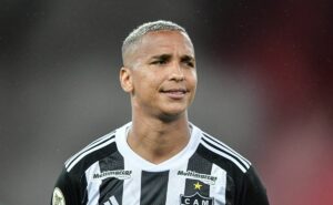 grêmio busca informações sobre a situação de deyverson no atlético após quinteros pedir centroavante