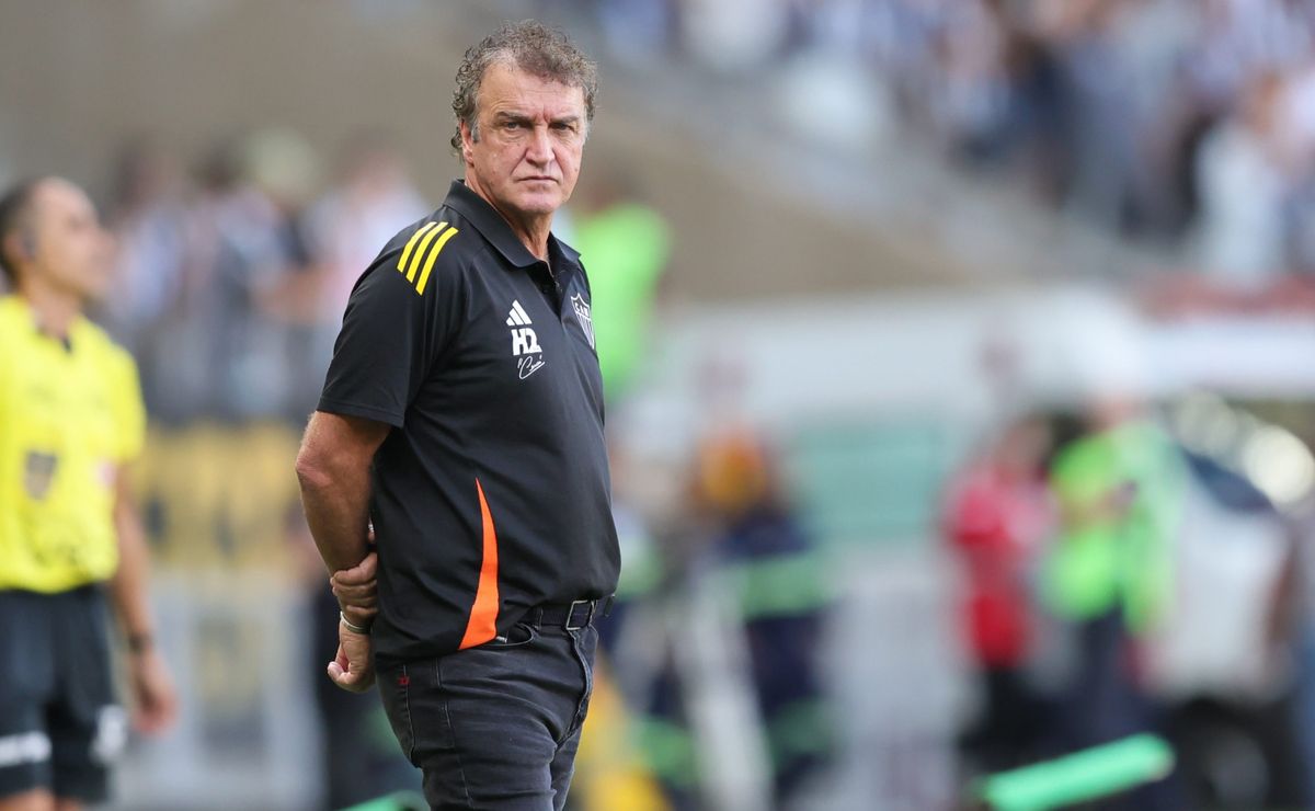 cuca passa ileso de críticas em tocantinópolis x atlético mg e culpa vai para gramado; rony e hulk também são envolvidos